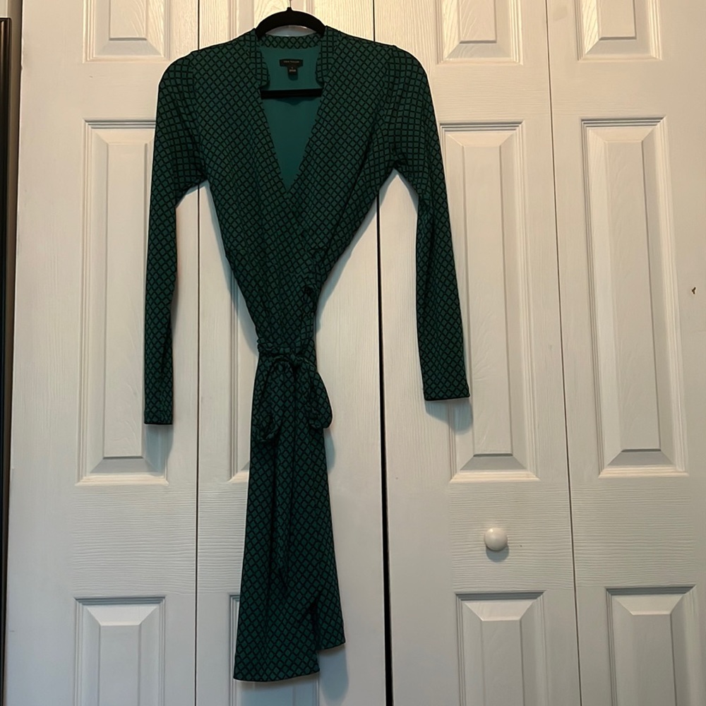 Ann Taylor long sleeve green and black knee length wrap around dress size 2